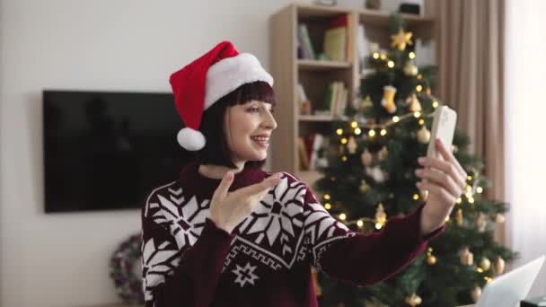 Sorridente Donna Affari Adulta Felice Babbo Natale Che Tiene Smartphone — Video Stock