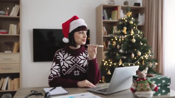 Ritratto Donna Attraente Freelance Babbo Natale Cappello Abbigliamento Casual Registrazione — Video Stock