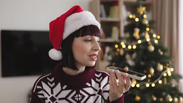 Ritratto Ravvicinato Attraente Donna Freelance Babbo Natale Cappello Abbigliamento Casual — Video Stock