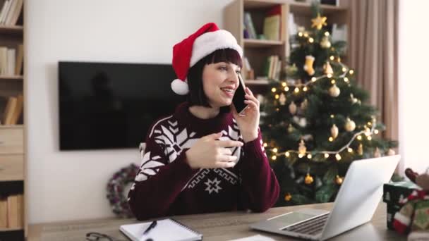 Noel Baba Şapkalı Adamının Noel Süsleme Odasındaki Cep Telefonuyla Yaptığı — Stok video