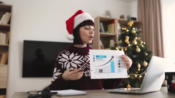 Noel Baba Şapkalı Kendine Güvenen Yetişkin Kadını Noel Ağacıyla Süslenmiş — Stok video