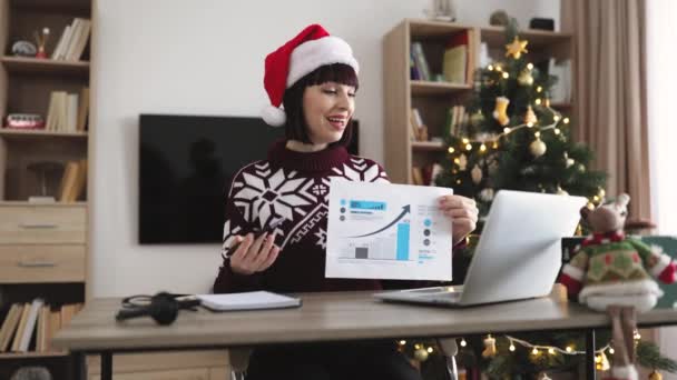 Çekici Beyaz Kadın Noel Baba Şapkasındaki Veri Analizlerinde Evde Bilgisayar — Stok video