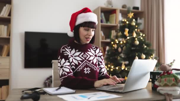Donna Adulta Emotiva Babbo Natale Cappello Caldo Inverno Vestiti Sollevamento — Video Stock