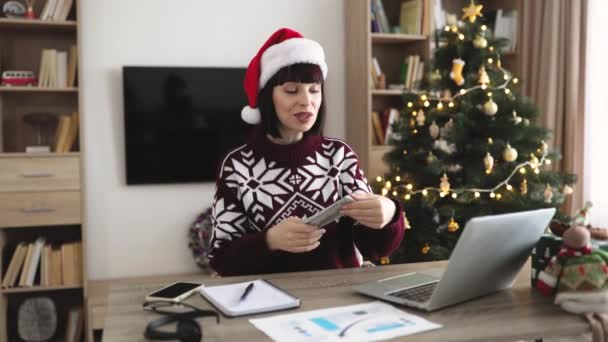 Ricca Donna Affari Caucasica Babbo Natale Che Lavora Sul Computer — Video Stock