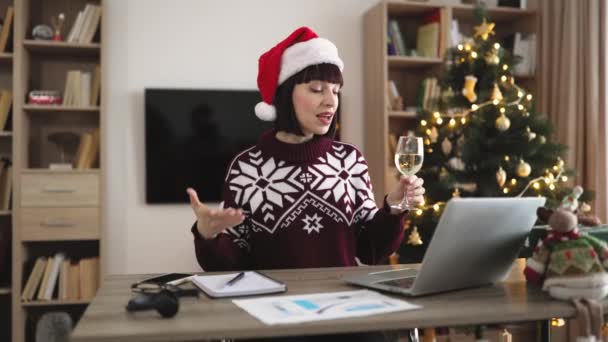 Veselá Žena Drží Sklenici Šampaňským Webkameru Přenosného Počítače Zatímco Zdraví — Stock video