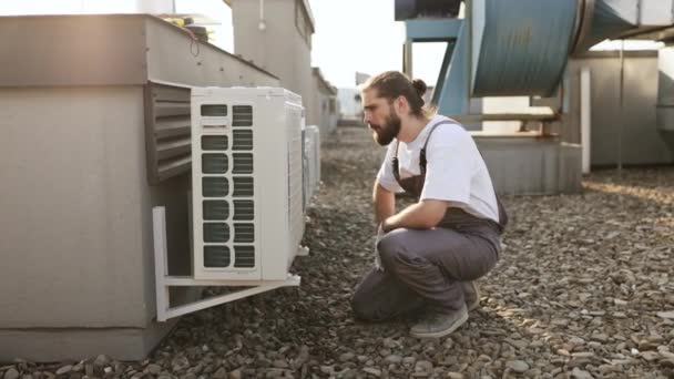 Usmívající Profesionální Pracovník Montérkách Přikrčený Držící Ruku Klimatizaci Zkušený Muž — Stock video