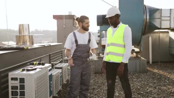 Caucasian Bearded Man Overalls Standing Pointing Air Conditioner While Afro — Stock Video