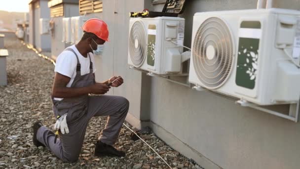 Внимательный Африканский Ремесленник Американец Защищает Себя Пыли Системы Охлаждения Маской — стоковое видео