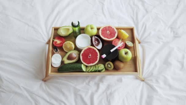 파노라마 담요에 신선한 과일과 트레이의 집에서 침실에서 사용할 수있는 치료를위한 — 비디오