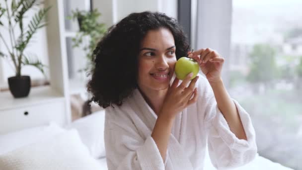 Γαλήνιο Υγιές Θηλυκό Μετά Μπάνιο Που Απολαμβάνει Άρωμα Φρέσκων Μήλων — Αρχείο Βίντεο