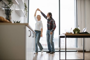 Son sınıf karı koca hafta sonları sıcacık bir evde eğleniyorlar. Kafkasyalı yaşlı çift boş zamanlarını modern aydınlık mutfakta müzik dinleyerek ve dans ederek geçirir..