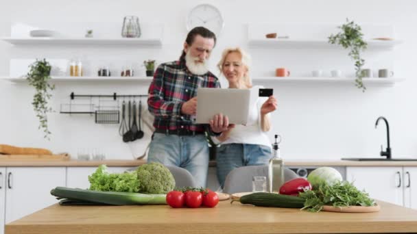 Masadaki Sebzelere Bitkilere Odaklan Yaşlı Beyaz Çift Modern Geniş Mutfak — Stok video