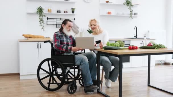 Šťastný Kavkazský Pár Hezká Manželka Vousatý Muž Invalidním Vozíku Platit — Stock video