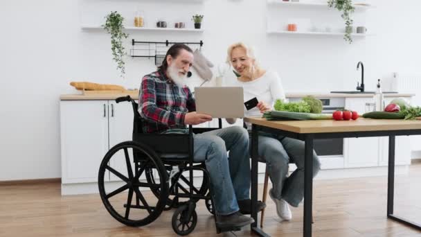 Mutlu Beyaz Bir Çift Güzel Bir Tekerlekli Sandalyede Sakallı Bir — Stok video