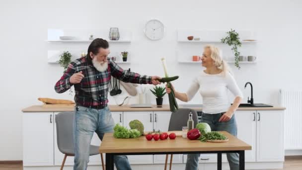 Счастливый Старший Муж Жена Весело Провести Время Кухне Конкурируя Использованием — стоковое видео