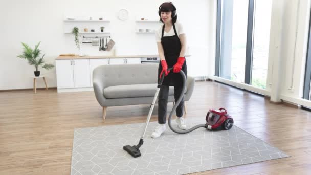 Positive Junge Reinigungskräfte Saugen Den Teppich Der Stilvollen Modernen Studioküche — Stockvideo