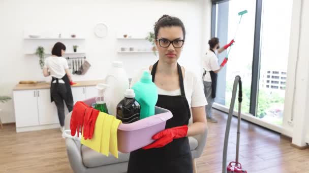 Portret Młodej Afroamerykanki Profesjonalnej Sprzątaczki Trzymającej Wiadro Prania Detergentami Pokazującymi — Wideo stockowe