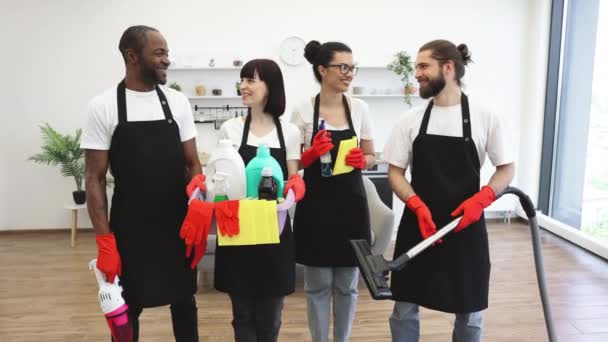 Potret Para Pembersih Multietnis Yang Bahagia Memegang Peralatan Pembersih Dengan — Stok Video