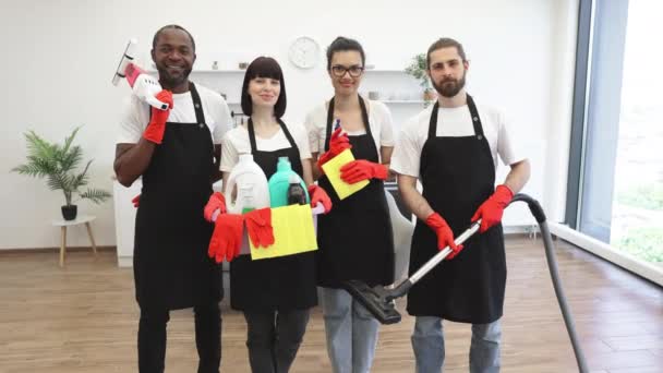 Portretul Iubitorilor Multietnici Fericiți Care Dețin Echipamente Curățare Fundalul Bucătăriei — Videoclip de stoc