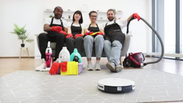 Concentre Aspirador Robô Limpa Chão Enquanto Equipe Empregadas Domésticas Profissionais — Vídeo de Stock