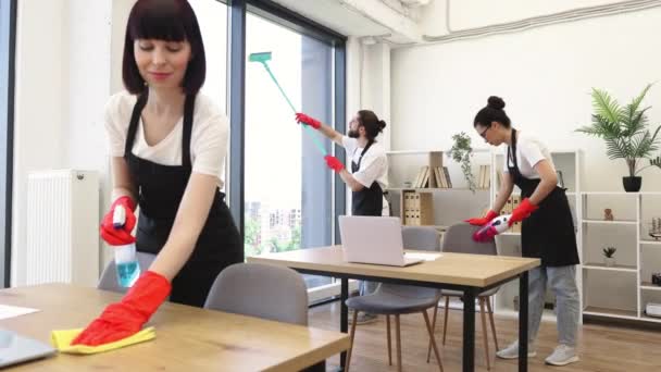 Siyah Önlüklü Kırmızı Eldivenli Profesyonel Temizlik Ekibi Geniş Stüdyonun Masalarını — Stok video