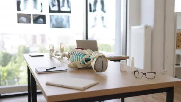 医生办公室里各种人体部位的模型 具有器官的人体骨骼三维模型已摆在大学外科系的桌子上 显示骨骼 — 图库视频影像