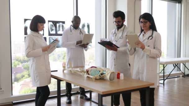 Modern Sınıfta Anatomi Dersi Alan Çok Irklı Genç Tıp Öğrencileri — Stok video
