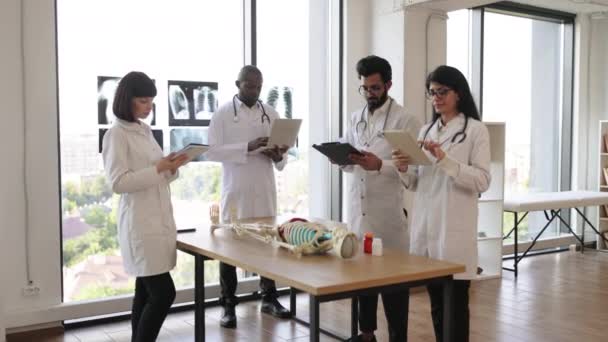 Jovens Estudantes Medicina Multiétnica Aula Anatomia Moderna Mostrando Sinal Média — Vídeo de Stock