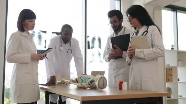 Afrikalı Tıp Öğretmeni Üniversite Öğrencilerine Genç Doktorlara Anatomi Öğretiyor Masanın — Stok video