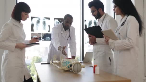 Afrikalı Tıp Öğretmeni Üniversite Öğrencilerine Genç Doktorlara Anatomi Öğretiyor Masanın — Stok video