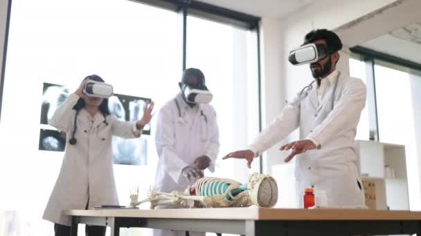 Mladí Multietničtí Lékaři Bioengeneři Vědci Vybavením Pro Virtuální Realitu Brýle — Stock video