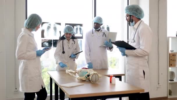 Üniversite Eğitim Tıp Anatomi Konsepti Koruyucu Maskeli Eldivenli Şapkalı Çok — Stok video