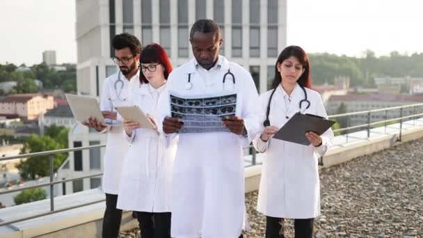Potrait Travailleurs Médicaux Multinationaux Utilisant Des Gadgets Lors Examen Des — Video