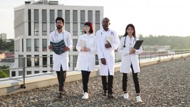 Une Équipe Médecins Multinationaux Expérimentés Professionnels Sort Clinique Hospitalière Pendant — Video