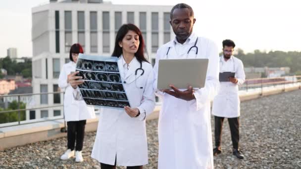 Mezinárodní Skupina Zdravotnických Pracovníků Střeše Města Indická Lékařka Bílém Plášti — Stock video