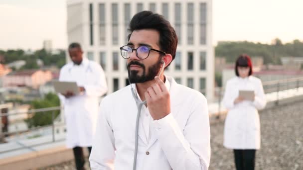 Potret Seorang Dokter Pria Berjanggut Yakin Bermantel Lab Putih Berpose — Stok Video