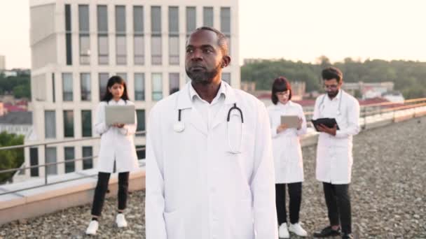 Portrét Sebevědomého Mladého Afrického Doktora Bílém Laboratorním Plášti Jak Pózuje — Stock video