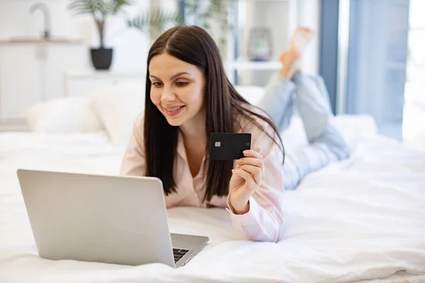 Mulher Morena Atraente Digitando Laptop Moderno Inserindo Informações Cartão Crédito — Fotografia de Stock