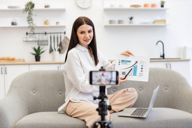 Zeki profesör canlı yayın sırasında öğrencilere döviz büyüme grafiği gösteriyor. Hevesli genç beyaz kadın öğretim üyesi cep telefonundaki video bağlantısıyla finansal okur yazarlığı öğretiyor..