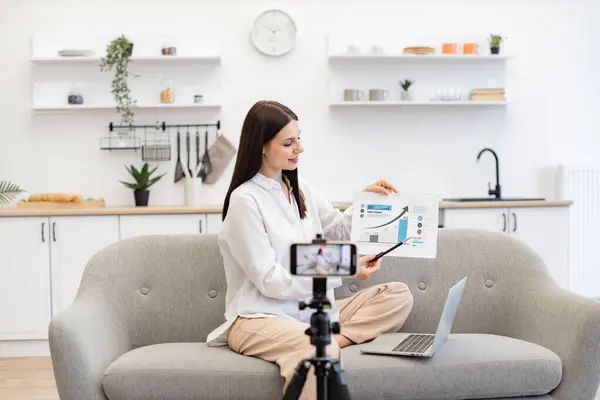 Zeki profesör canlı yayın sırasında öğrencilere döviz büyüme grafiği gösteriyor. Hevesli genç beyaz kadın öğretim üyesi cep telefonundaki video bağlantısıyla finansal okur yazarlığı öğretiyor..