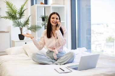 Kafkasyalı esmer, modern aletler kullanıyor ve hafta sonu iş görüşmelerinde ara veriyor. Güzel bir kadın evde yatağında dinleniyor ve modern akıllı telefonu ailesiyle konuşmak için kullanıyor..