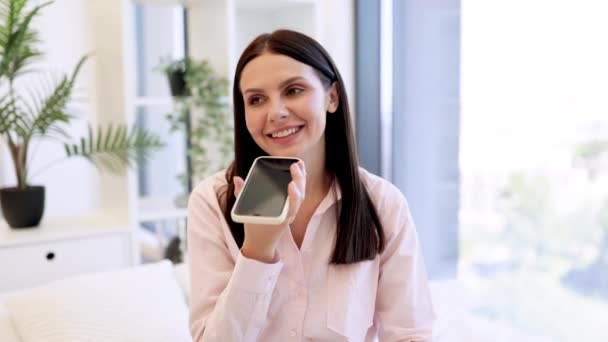 Feche Retrato Conversa Gravação Feminina Caucasiana Smartphone Moderno Ficando Casa — Vídeo de Stock