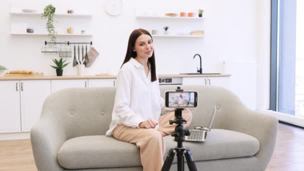 Mulher Caucasiana Jovem Com Laptop Sentado Sofá Confortável Cozinha Visão — Vídeo de Stock