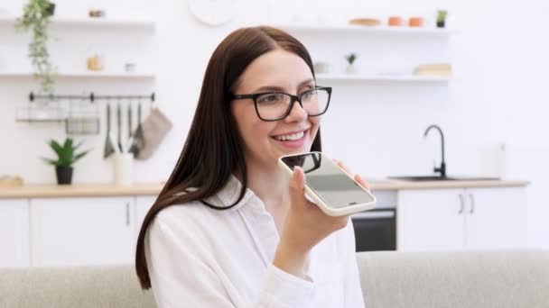 Mulher Bonita Relaxante Sofá Usando Smartphone Moderno Para Gravar Conversa — Vídeo de Stock