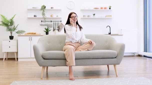 Hermosa Mujer Relajante Sofá Casa Uso Teléfono Inteligente Moderno Para — Vídeo de stock