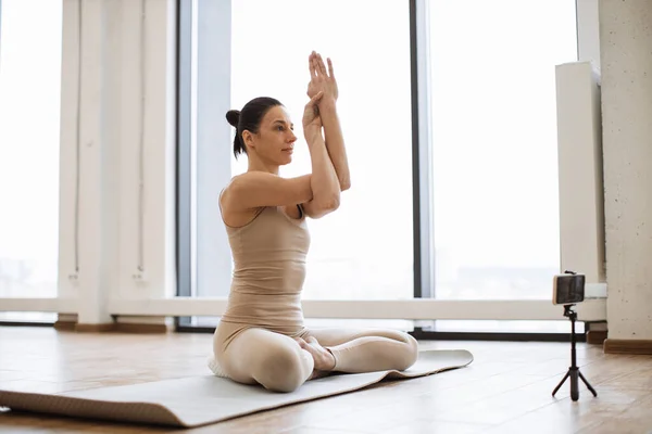 Blogueuse Méditante Pratiquant Yoga Dans Studio Aéré Femmes Sportives Vêtements — Photo