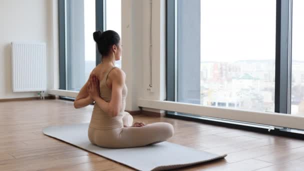 Frauen Mittleren Alters Praktizieren Yoga Lotus Pose Oder Padmasana Mit — Stockvideo