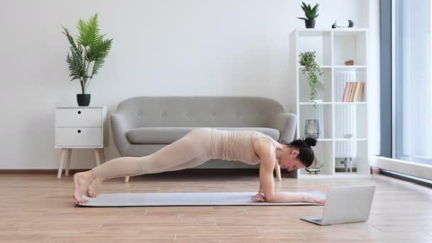 Donna Anziana Sana Che Pratica Yoga Moderno Con Esercizio Vasisthasana — Video Stock