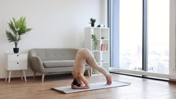 Fit Und Schlanke Dame Macht Yoga Übungen Beigen Engen Leggings — Stockvideo