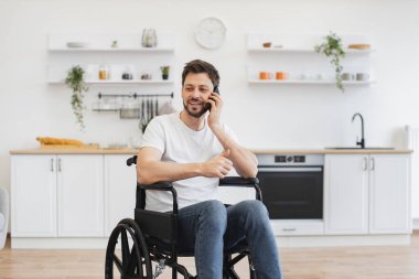 Ev içinde dinlenirken telefon konuşmalarına dahil olan sakallı bir erkeğin hareket kabiliyeti azalıyor. Akşam yemeğinden sonra dışarıda arkadaşlarıyla tartışan kendinden emin bir insan..